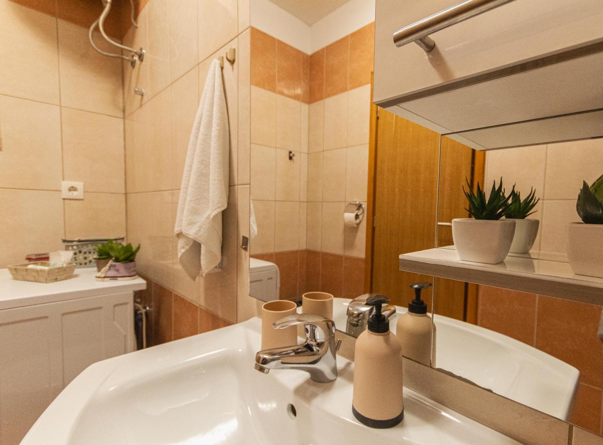 Spacious Sea View Near Marjan & Leilighet *